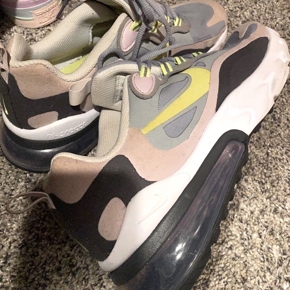 Nike Air Max 270 React- Youth Size 7 - Picture 3 of 10